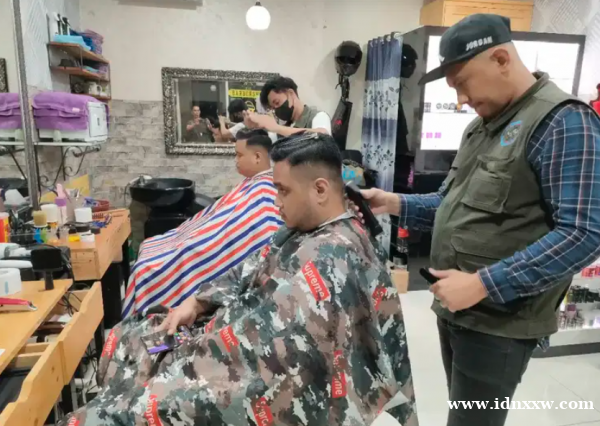 寻找刺山柑或理发师，巴贝格里尔