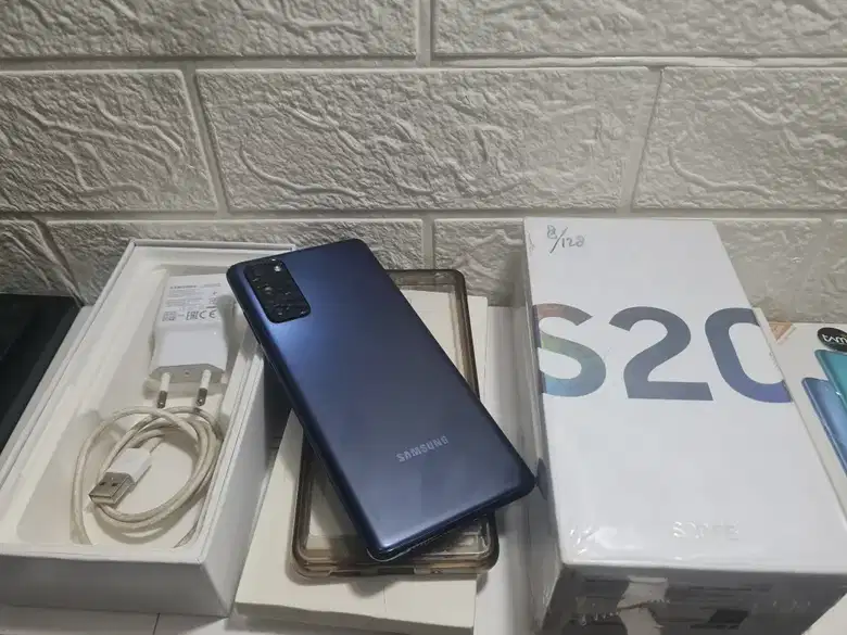 出售 BU 三星 S20 FE 内存 8/128GB 原装 