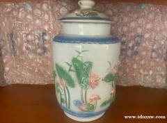 浮雕花卉古董罐