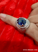 蓝色蓝宝石戒指。