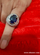 蓝色蓝宝石戒指。